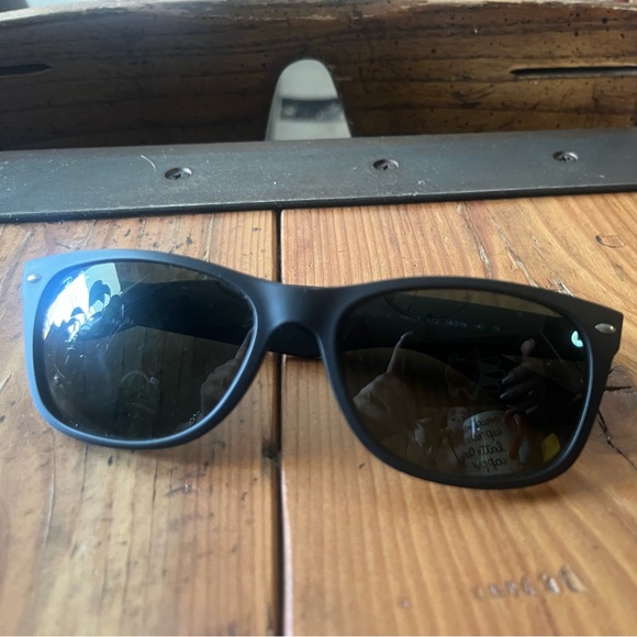 Ray ban New Wayfarer Sunglasses ( Matte Black frame ) - Picture 2 of 9